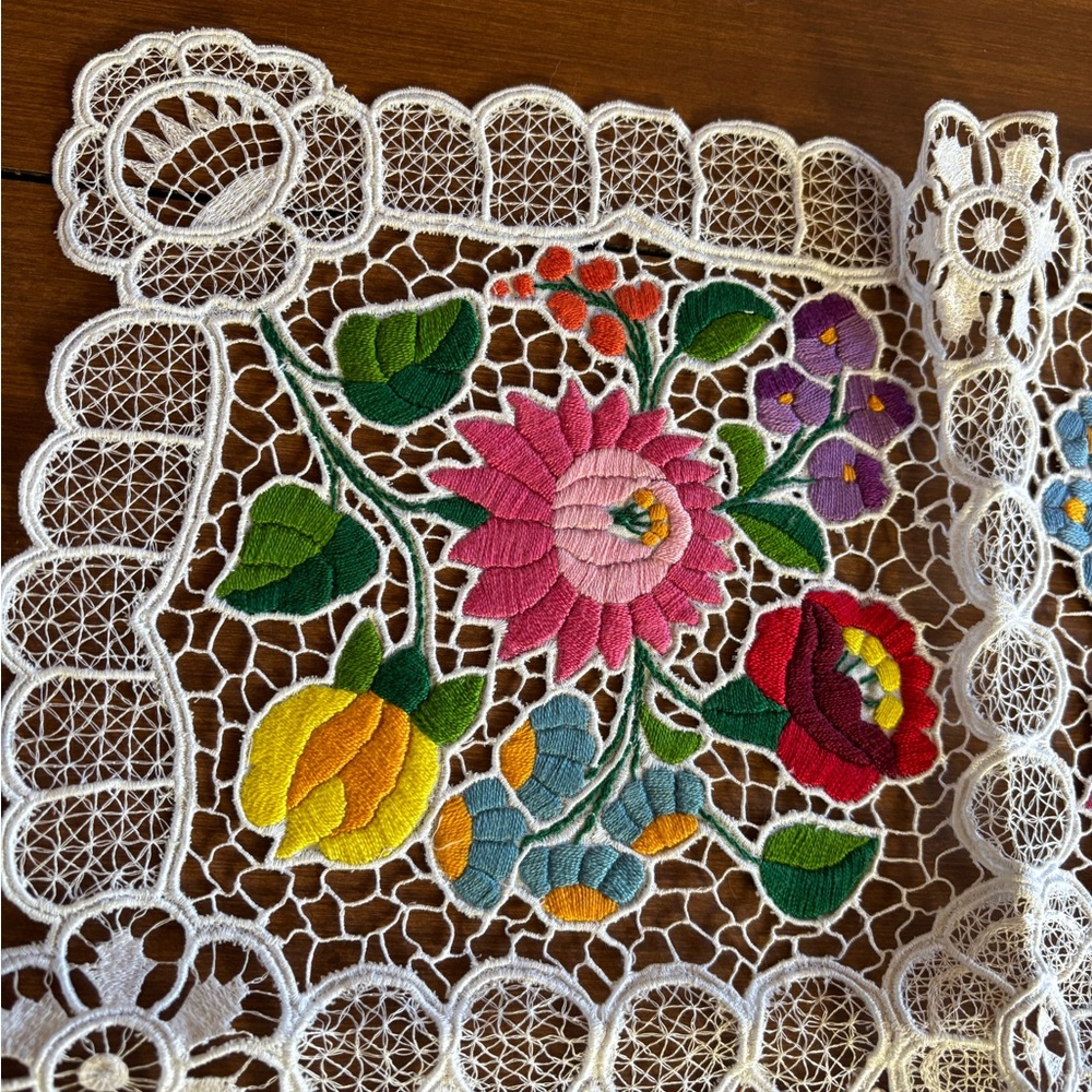 Hungarian vintage collectible NWT Kalosca hand embroidered doily - Picture 3 of 6